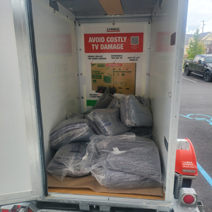 Moving Blankets and Moving Container from Matt's Mighty Movers uploaded 7:18 PM on Apr 9th, 2025