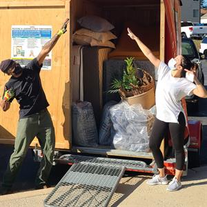 Moving Container, Movers, Mask, Customers, and Loading from Move Logic uploaded 7:30 AM on Aug 26th, 2022